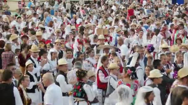 Ogromny tłum młodych artystów o międzynarodowym festiwalu folkloru — Wideo stockowe