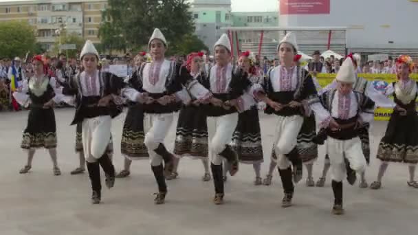 Bulgarischer traditioneller Tanz beim internationalen Folklore-Festival — Stockvideo