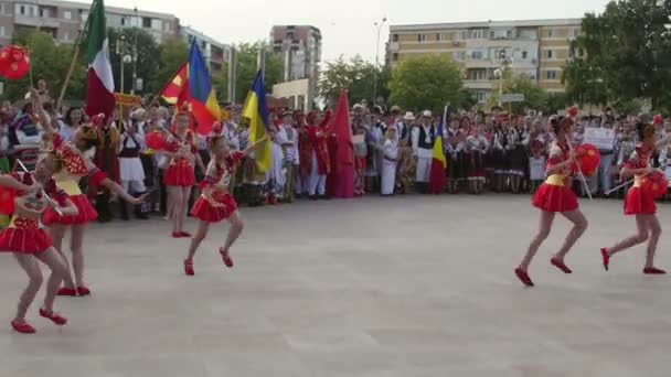 国際民俗祭で中国の伝統的なダンス — ストック動画