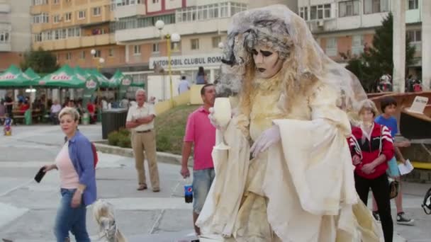 Living statue performer — Stock Video