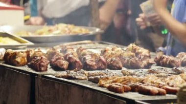 Adam açık bir Festivali Barbekü Izgara şiş ızgara 