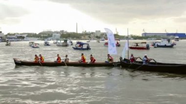 Tulça şehir liman ve Tuna Nehri üzerinde tekne 
