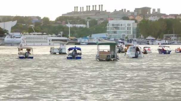 Tulcea Stadthafen und Boote auf der Donau — Stockvideo