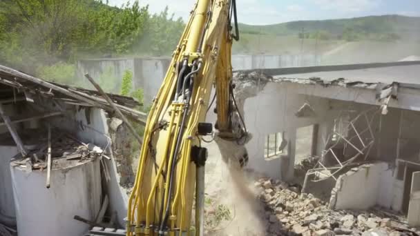 Dobrogea Roménia Maio Escavadeira Rastreada Demolir Edifícios Antigos Vista Aérea — Vídeo de Stock
