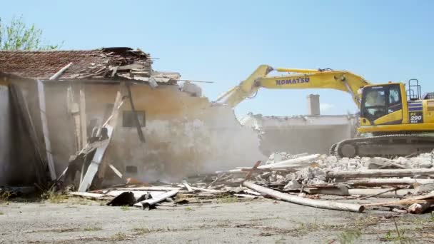 Dobrogea Romania Mungkin Ekskavator Yang Dilacak Menghancurkan Bangunan Bangunan Tua — Stok Video