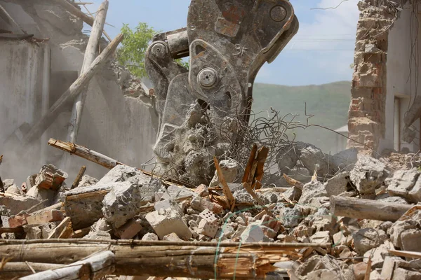 Excavadora Rastreada Demoliendo Edificios Antiguos — Foto de Stock