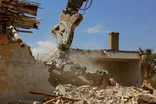 Excavadora Rastreada Demoliendo Edificios Antiguos — Foto de Stock