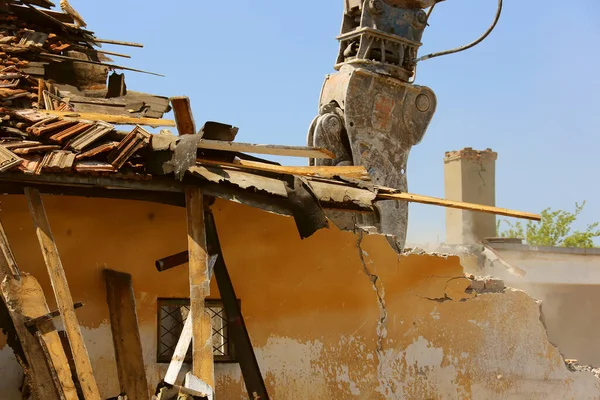 Excavadora Rastreada Demoliendo Edificios Antiguos — Foto de Stock