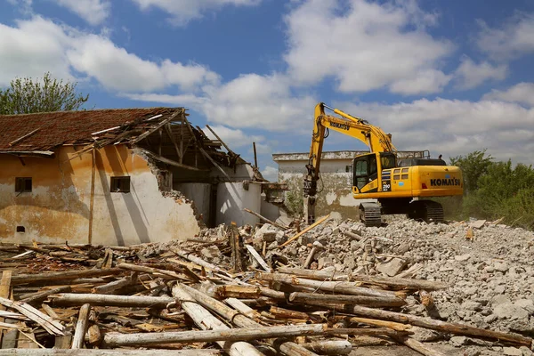 로마나 베지아 루마니아 도브로 게아에서 건물을 파괴하는 굴착기 2021 — 스톡 사진