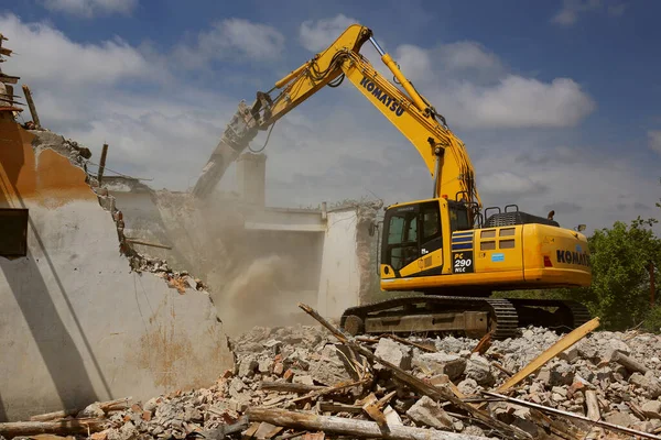 Dobrogea Rumania Mayo Excavadora Rastreada Demoliendo Edificios Antiguos Mayo 2021 — Foto de Stock