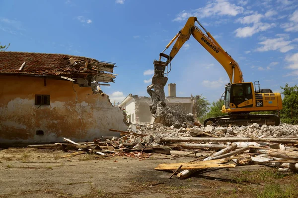 DOBROGEA, ROMANIA - 12 Mayıs: 12 Mayıs 2021 'de Romanya' nın Dobrogea kentinde eski binaları yıkan kazı aracı tespit edildi
