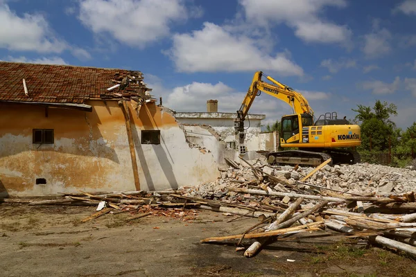 Dobrogea Rumania Mayo Excavadora Rastreada Demoliendo Edificios Antiguos Mayo 2021 — Foto de Stock