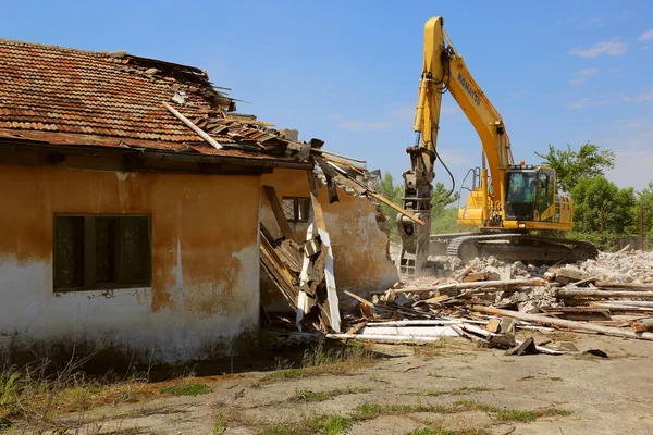 Dobrogea Roménia Maio Escavadora Rastreada Demolir Edifícios Antigos Maio 2021 Imagens De Bancos De Imagens