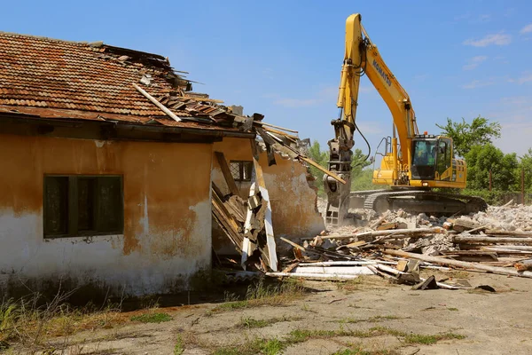 Dobrogea ルーマニア 5月12日 ルーマニアのドブロギアで2021年5月12日に古い建物を破壊するトラック掘削機 ストック画像