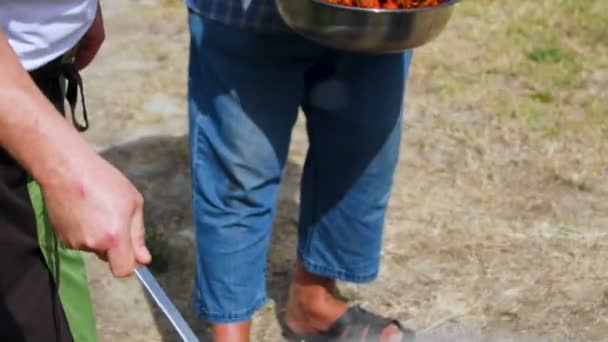 厨师在外面用水壶煮花生米虾 — 图库视频影像