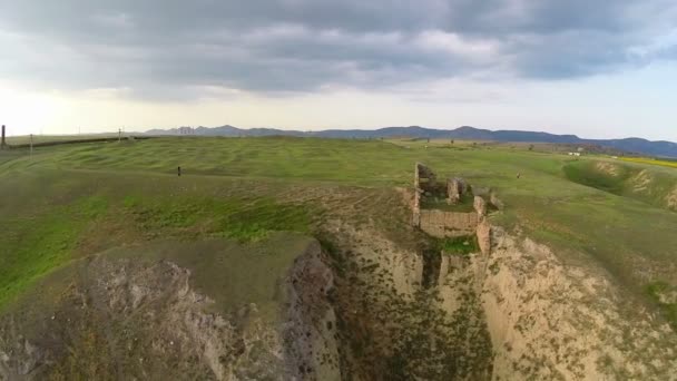 Vanuit een ongedekte positie ruïnes van een Romeins castrum — Stockvideo