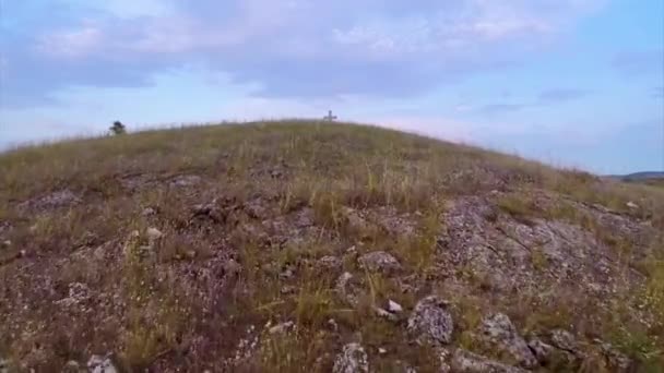 Cruz en la cima de la colina — Vídeo de stock