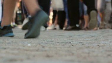 yürüyen insanlar kalabalık