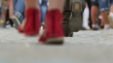 yürüyen insanlar kalabalık