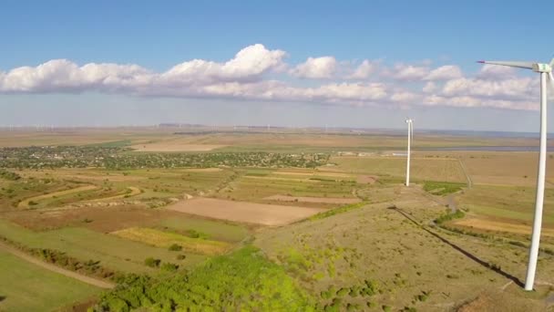 Paisagem com turbinas em movimento — Vídeo de Stock