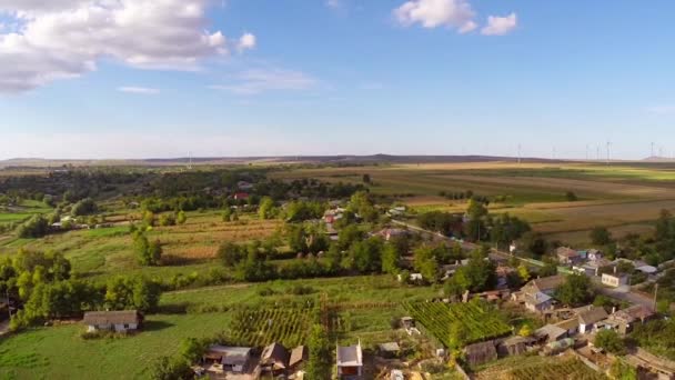 Volando sobre un pequeño pueblo en Rumania — Vídeos de Stock