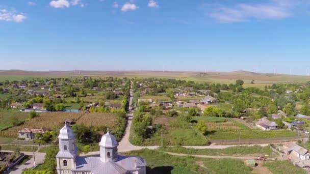 Пролетая над маленькой деревушкой в Румынии — стоковое видео