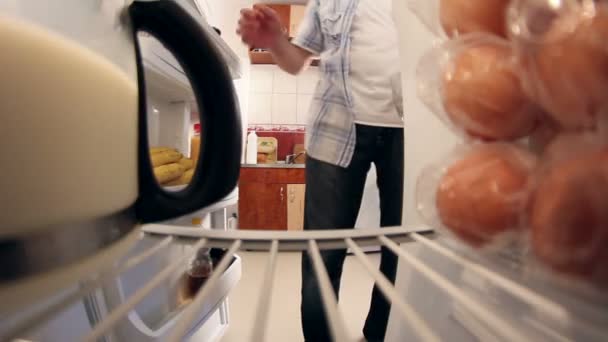 L'homme regarde dans le frigo pour obtenir du lait — Video