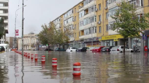 Şiddetli bir yağmur sonra Avrupa şehri sular altında — Stok video