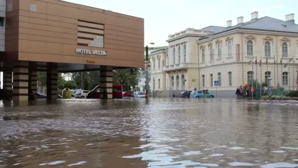 Şiddetli bir yağmur sonra Avrupa şehri — Stok video