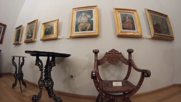 Galeri Resim Sergisi ve mobilya. dolly vurdu. — Stok video
