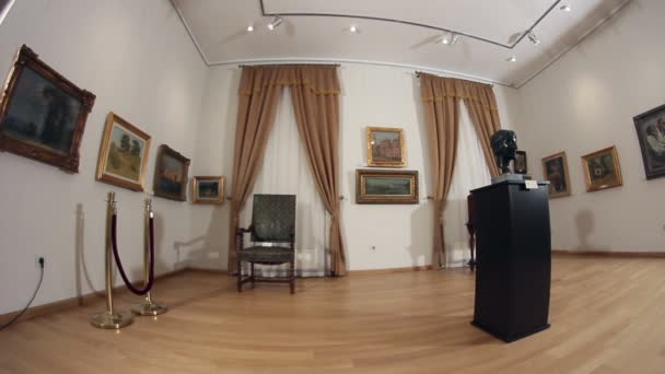 Galerie de peintures et de sculptures. Dolly shot . — Video