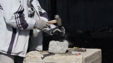 mezar taşçı ayarları üzerinde çalışıyor