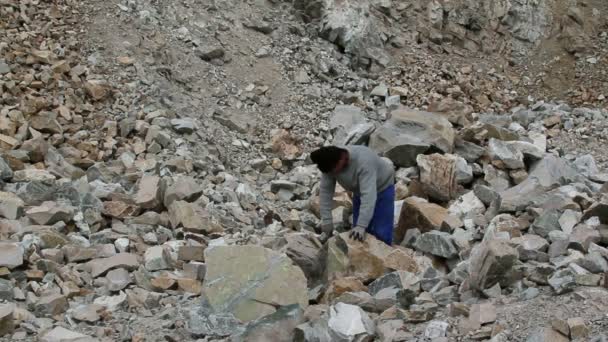 Stonemason en el trabajo — Vídeo de stock