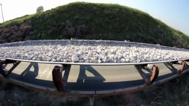 Fisheye a unei benzi transportoare care transportă pietre — Videoclip de stoc