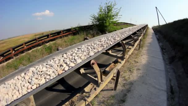 Fisheye d'une bande transporteuse transportant des pierres — Video