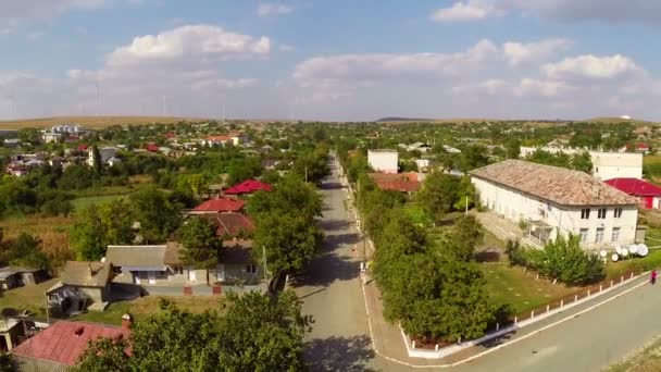 Volando sobre un pequeño pueblo en Rumania — Vídeo de stock