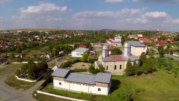 Volando sobre un pequeño pueblo en Rumania — Vídeo de stock