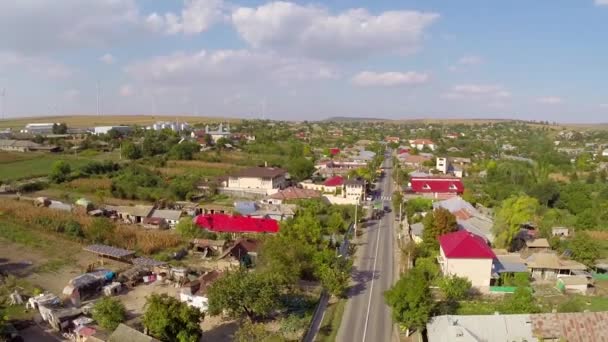 Volando sobre un pequeño pueblo en Rumania — Vídeos de Stock