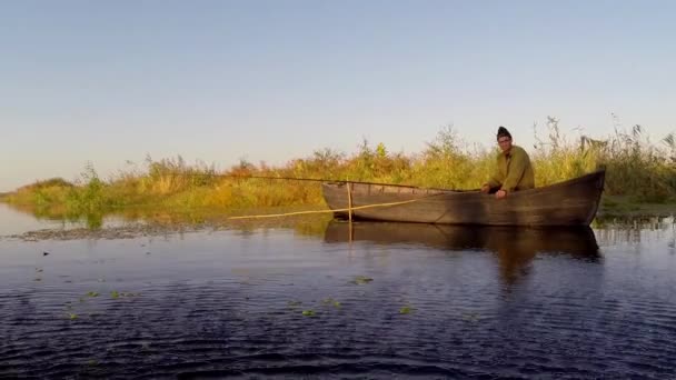 Pêcheur dans un bateau en bois — Video