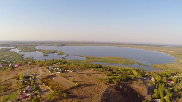 Survoler un petit village dans le delta du Danube 