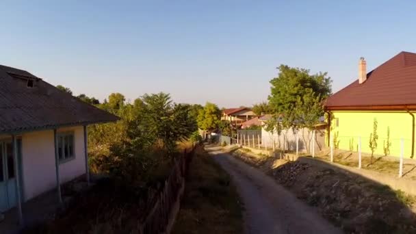 Survoler un petit village dans le delta du Danube — Video