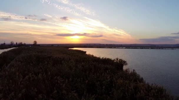 Donaudelta bei Sonnenuntergang in Bewegung — Stockvideo