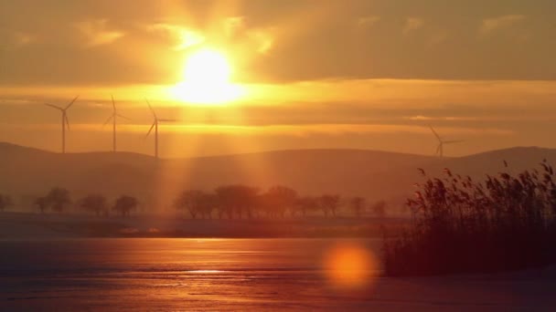 Захід сонця на замерзлому озері — стокове відео