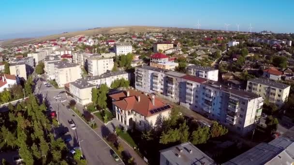 Volando sobre una pequeña ciudad en Rumania — Vídeo de stock