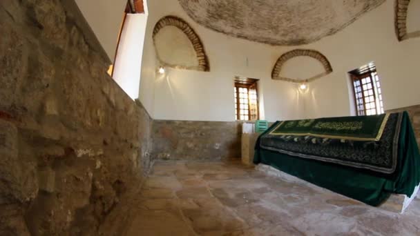 Túmulo antigo de Sari Saltik Baba — Vídeo de Stock