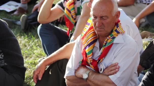 Pèlerins priant sur la tombe de Sari Saltik Baba — Video