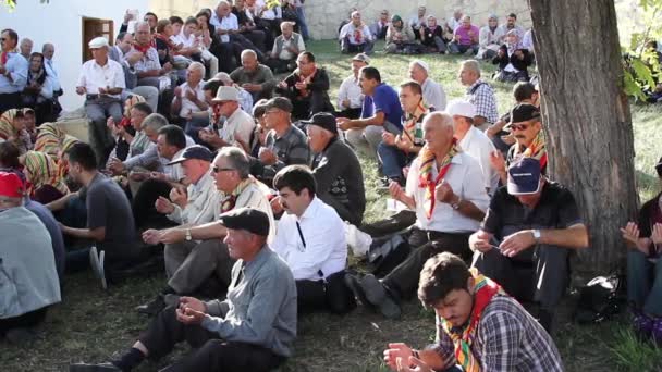 Sári Saltik Baba sírjánál imádkozó zarándokok — Stock videók