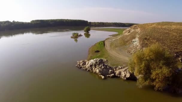 Flygande längs floden Donau — Stockvideo