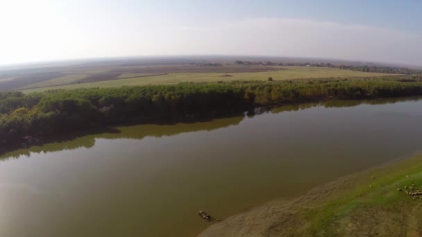 Vliegen langs de rivier de Donau — Stockvideo