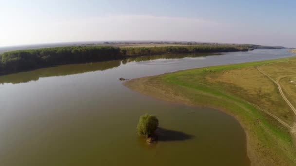 Flygande längs floden Donau — Stockvideo